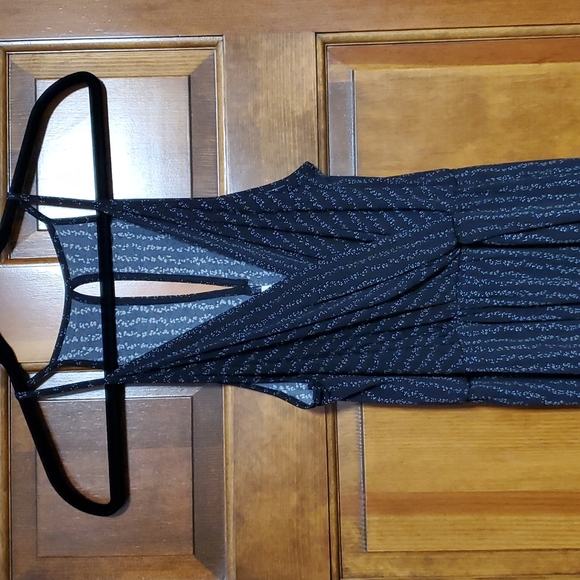 BCBGeneration Dresses & Skirts - NWOT BCBG low-cut patterned cocktail dress